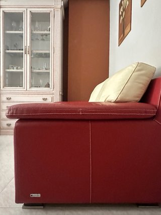 Divano in pelle beige e rosso