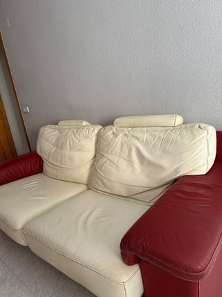 Divano in pelle beige e rosso