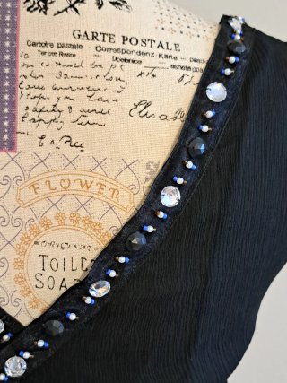 Vestido negro con pedrería