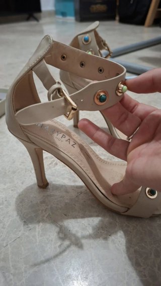 Tacon beige con tachuelas de colores.