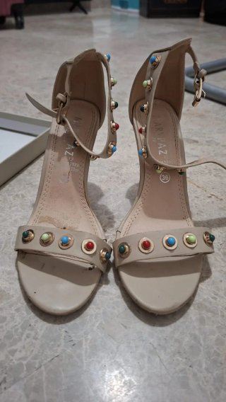 Tacon beige con tachuelas de colores.