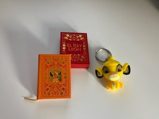 Il Re Leone: Portachiavi e Libro
