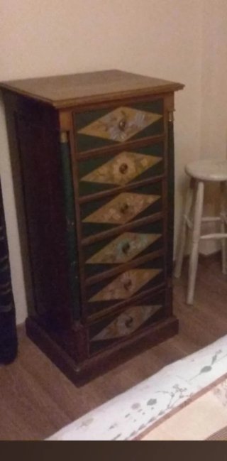 Mueble cajonera antiguo decorado