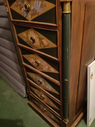 Mueble cajonera antiguo decorado