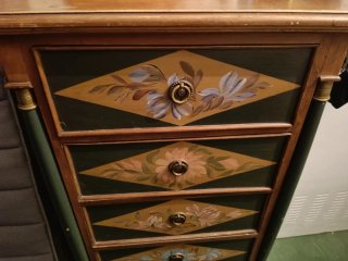 Mueble cajonera antiguo decorado