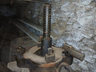 Prensa de vino antigua de madera