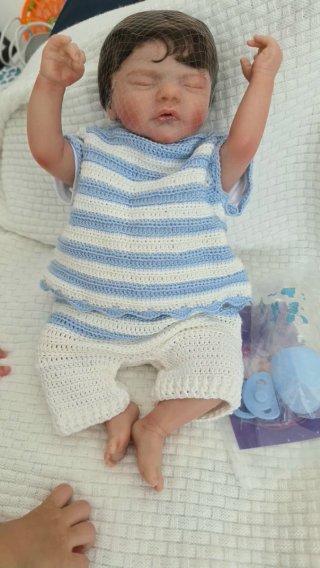 Bebé Reborn realista con ropita hecho a mano de