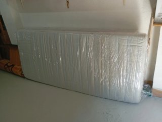 Cama litera de madera con colchones.