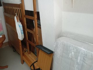 Cama litera de madera con colchones.