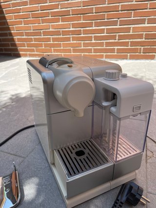 Cafetera Nespresso De'Longhi Lattissima- A reparar