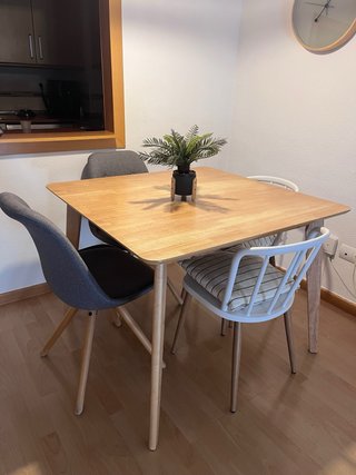 Mesa SKLUM de madera con 4 sillas
