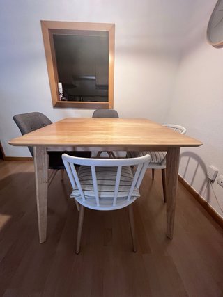 Mesa SKLUM de madera con 4 sillas