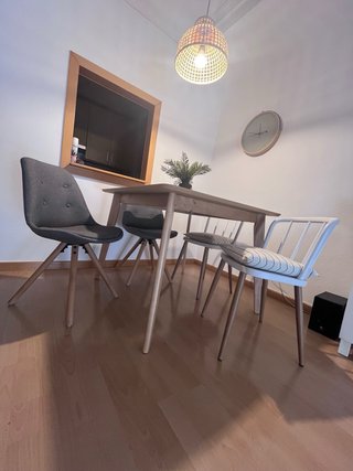 Mesa SKLUM de madera con 4 sillas