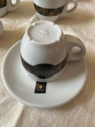 Tazas de café Candelas con platos