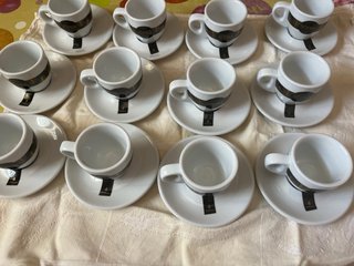 Tazas de café Candelas con platos