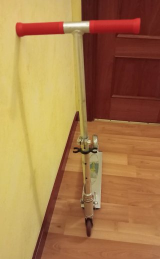 Patinete plateado