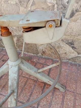 Silla industrial de cuero y metal