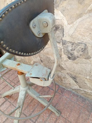Silla industrial de cuero y metal