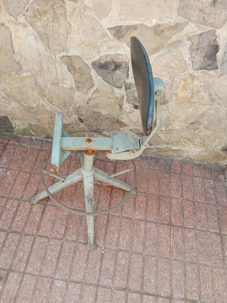 Silla industrial de cuero y metal