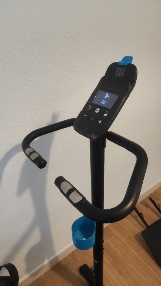 Bicicleta estática con soporte para portátil