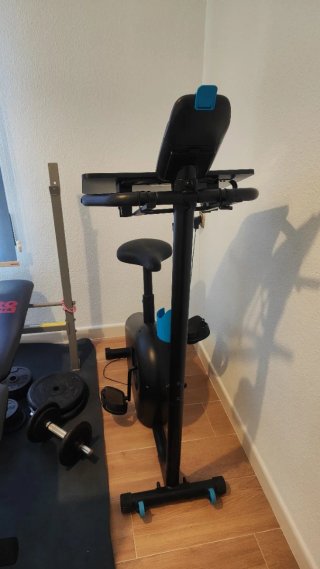 Bicicleta estática con soporte para portátil