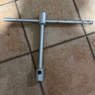 Llave de ruedas para camión o tractor de 32x33 mm