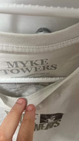 Camiseta Myke Towers Beige