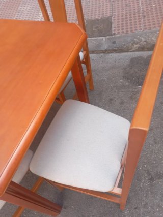 Mesa y 4 Sillas Madera Clara
