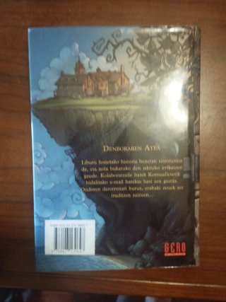 DENBORAREN ATEA. ULYSSES MOORE