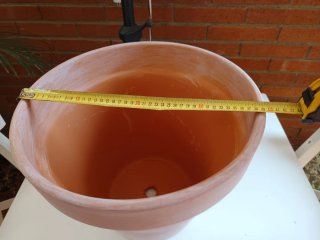 Maceta de barro beige y marrón
