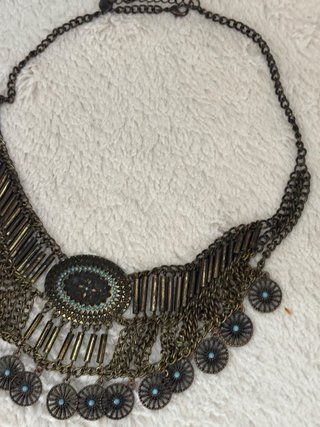 Collar estilo boho con detalles azules