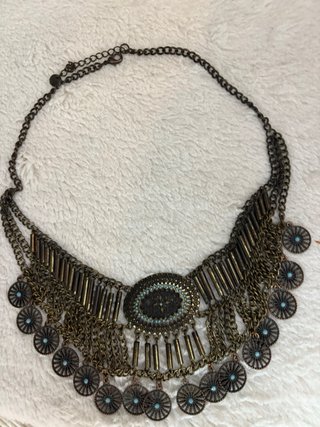 Collar estilo boho con detalles azules