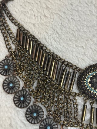Collar estilo boho con detalles azules