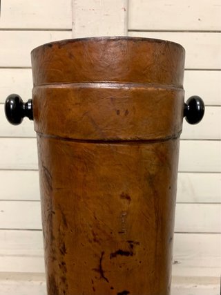 Cubo antiguo de piel y pomos de madera
