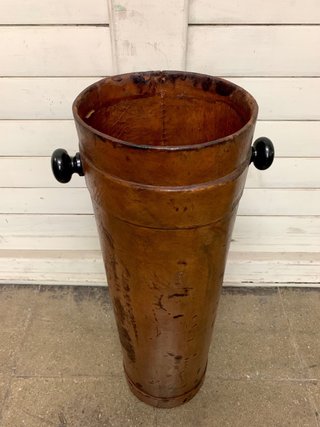 Cubo antiguo de piel y pomos de madera