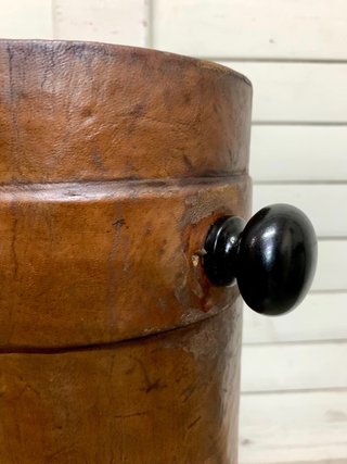 Cubo antiguo de piel y pomos de madera