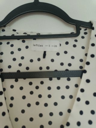 Vestido de lunares blanco y negro