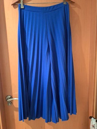 Pantalón midi plisado azul