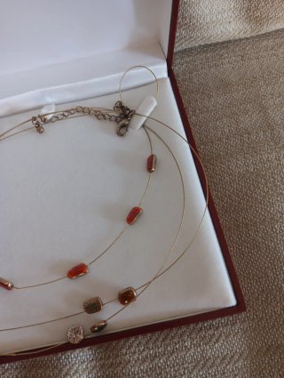 Collar dorado con cuentas rojas
