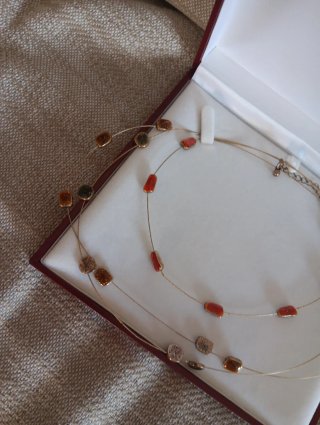 Collar dorado con cuentas rojas