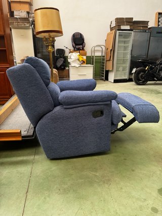 Sillón de tela azul y gris