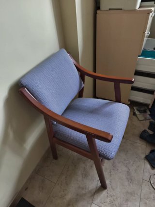 2 Sillas de madera y tela azul