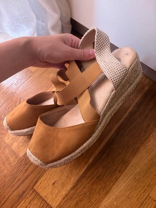 Sandalias cuña beige y marrón