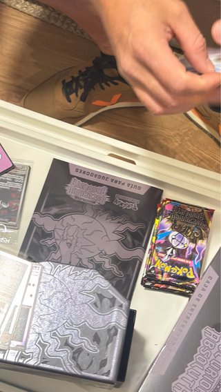 Pokemon TCG Caja de Entrenador Oscuridad Absoluta