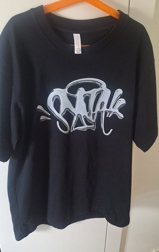 Camiseta Syna World Negra con Logo Plateado