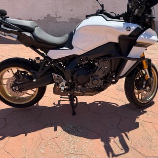 Yamaha Tracer 9 GT Blanca y Dorada