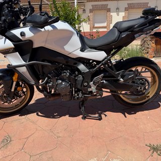 Yamaha Tracer 9 GT Blanca y Dorada