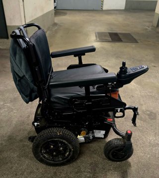 VENDO SILLA DE RUEDAS SEMI-NUEVA