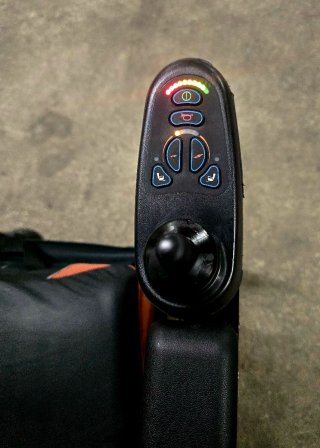 VENDO SILLA DE RUEDAS SEMI-NUEVA