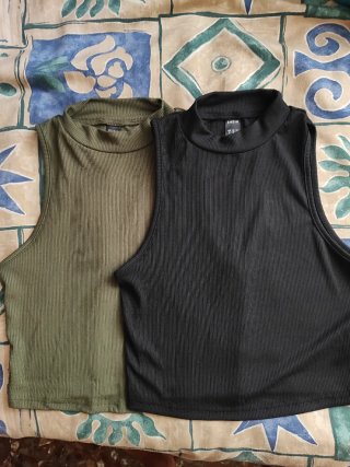 Top tirantes Shein negro y verde militar